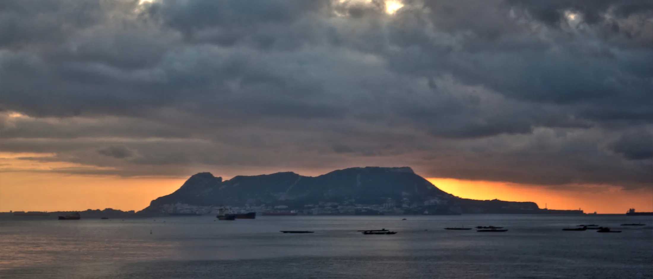 Amanecer sobre la bahía de Algeciras, con el Peñón de Gibraltar recortado al fondo