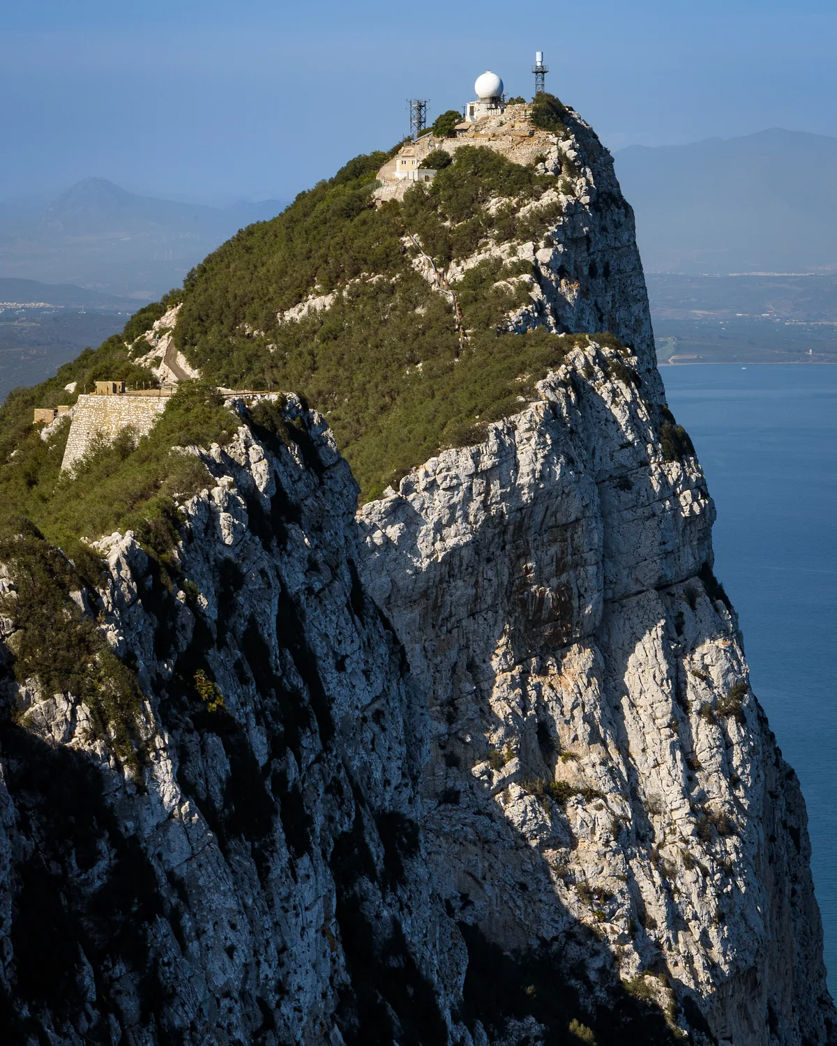 La cara norte del Peñón de Gibraltar sobre la bahía de Algeciras